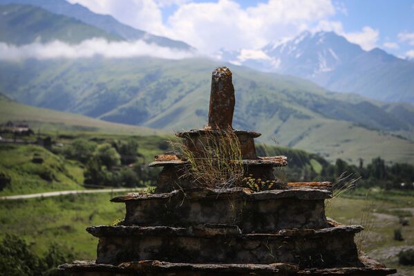 جزء من القبر في مقبرة مدينة الموتى في قرية دارغافز في جمهورية أوسيتيا الشمالية الروسية - سبوتنيك عربي