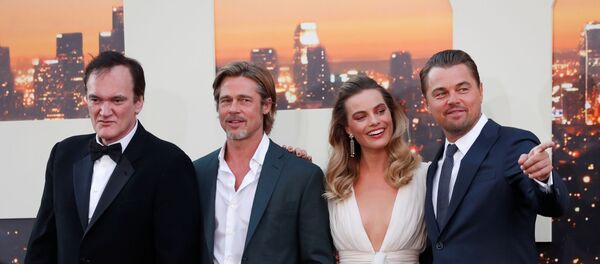 ليوناردو دي كابرو وبراد بيت ومارغوت روبي مع المخرج كوينتن تارانتينو في العرض الخاص لفيلم Once Upon a Time in Hollywood في مدينة لوس أنجلوس الأمريكية - سبوتنيك عربي