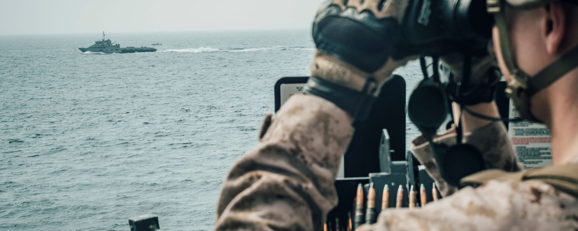 جندي من مشاة البحرية الأمريكية يراقب طائرة إيرانية هجومية من سفينة حربية أمريكية جون مورثا خلال مضيق هرمز في بحر العرب قبالة عُمان، 18 يوليو/ تموز 2019 - سبوتنيك عربي, 1920, 17.12.2021