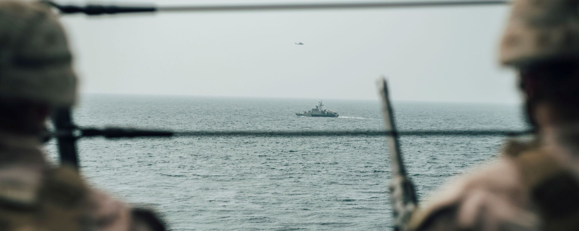 جندي من مشاة البحرية الأمريكية يراقب طائرة إيرانية هجومية من سفينة حربية أمريكية جون مورثا خلال مضيق هرمز في بحر العرب قبالة عُمان، 18 يوليو/ تموز 2019 - سبوتنيك عربي, 1920, 23.12.2021