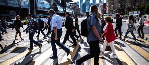 مارة يعبرون الشارع في منطقة بالقرب من مترو كييفسكي فوكزال وسط موسكو - سبوتنيك عربي