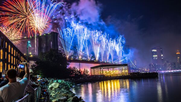 أمريكيون يشاهدون الألعاب النارية فوق جسر بروكلين في نيويورك خلال احتفالات يوم الاستقلال الأمريكي. - سبوتنيك عربي