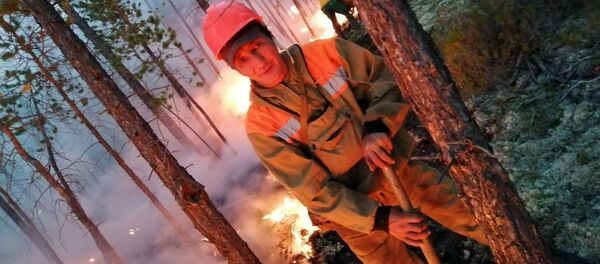 موظفو وزارة حماية الطبيعة في ياقوتيا يطفئون حرائق الغابات في ياقوتيا، حرائق غابات - سبوتنيك عربي