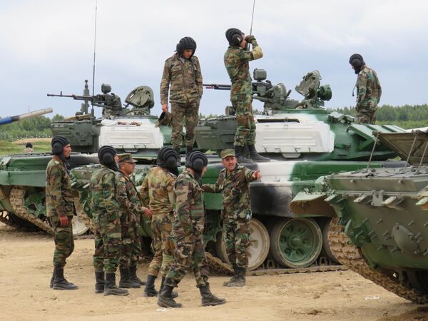 سباق بياتلون الدبابات 2-19 - طاقم الدبابات من سوريا في حقل ألابينو بضواحي موسكو - سبوتنيك عربي