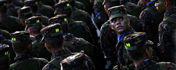 جنود القوات المسلحة في السلفادور في المركز التاريخي لمدينة سان سلفادور في استعراض أمام الرئيس نايب بوكيلي، 29 يوليو/ تموز 2019 جنود القوات المسلحة في السلفادور في المركز التاريخي لمدينة سان سلفادور في استعراض أمام الرئيس نايب بوكيلي، 29 يوليو/ تموز 2019 - سبوتنيك عربي