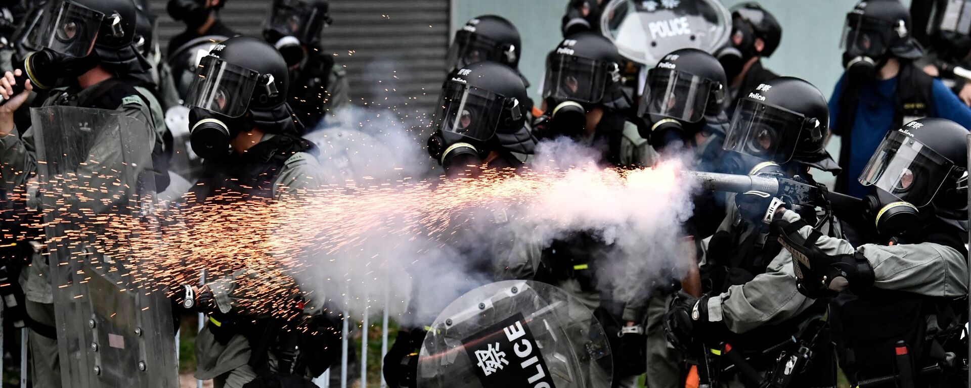 الشرطة تستخدم الغاز المسيل للدموع خلال الاحتجاجات في هونغ كونغ، 27 يوليو/ تموز 2019 - سبوتنيك عربي, 1920, 06.03.2023
