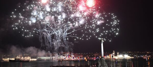 ألعاب نارية بمناسبة يوم البحرية الروسية في سيفاستوبل، القرم، روسيا ألعاب نارية بمناسبة يوم البحرية الروسية في سيفاستوبل، القرم، روسيا - سبوتنيك عربي