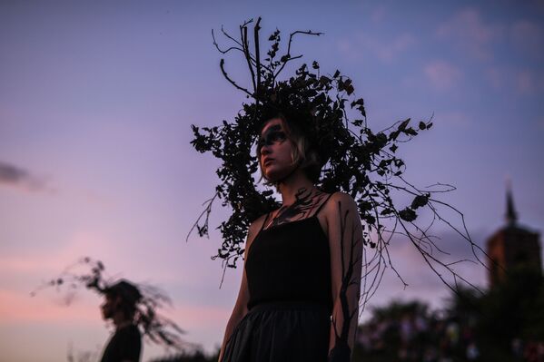 زوار مهرجان المناظر الطبيعية أرخوستويانيه في قرية نيكولا-لينيفيتس في منطقة كالوغا الروسية - سبوتنيك عربي