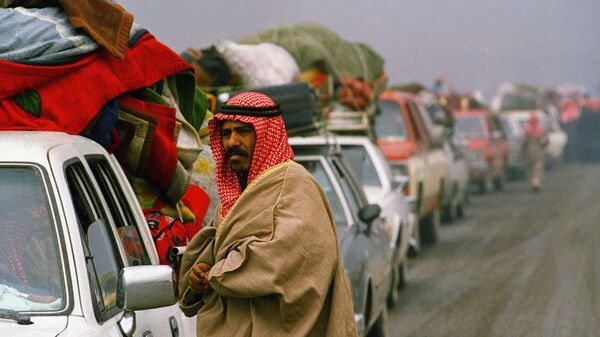 لاجئون كويتيون لا يستطيعون دخول الكويت، خلال الغزو العراقي لبلادهم، عام 1990 - سبوتنيك عربي