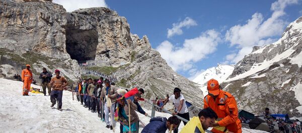 الحجاج الهندوس يغادرون مغارة اللورد شيفا المقدسة بعد عبادتهم في أمارناث - سبوتنيك عربي