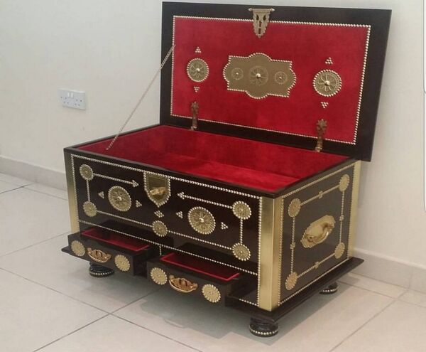 بالصور.. تعرف على صناديق دزة العروس في البحرين وما يحفظ  داخلها - سبوتنيك عربي