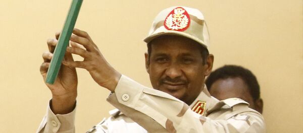  نائب رئيس المجلس العسكري الانتقالي، الفريق أول محمد حمدان دلقو حميدتي، يوقع على الاتفاق السياسي - سبوتنيك عربي