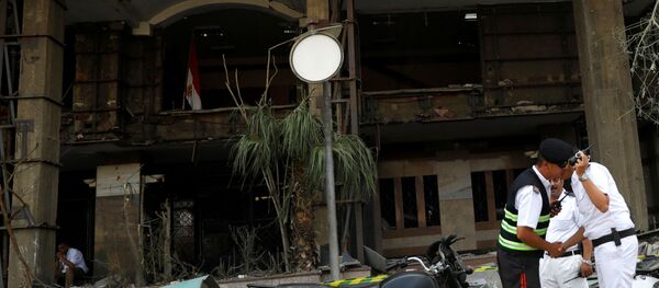 رجال شرطة أمام معهد الأورام - سبوتنيك عربي