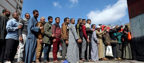 يقف الناس في طابور للإدلاء بأصواتهم خلال الاستفتاء على مشروع التعديلات الدستورية في مركز اقتراع في القاهرة يقف الناس في طابور للإدلاء بأصواتهم خلال الاستفتاء على مشروع التعديلات الدستورية في مركز اقتراع في القاهرة - سبوتنيك عربي