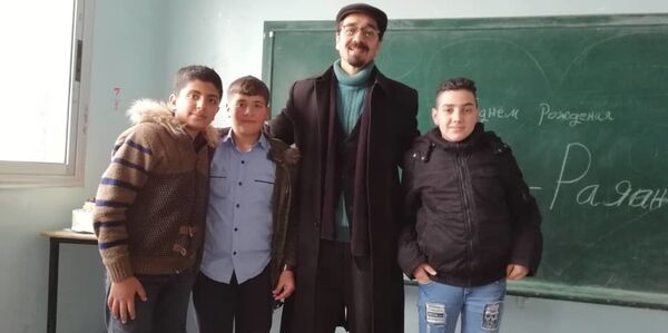 رغم نقص الاختصاصيين... آلاف الطلاب السوريين يتعلمون اللغة الروسية (فيديو- صور) - سبوتنيك عربي