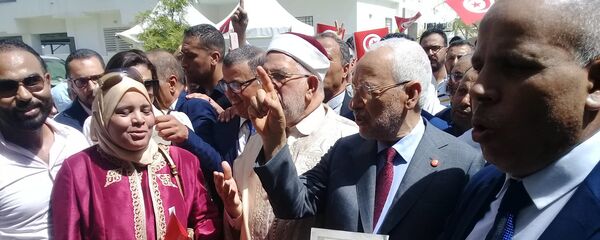 المرشح للرئاسة التونسية عبد الفتاح مورو يرافقه زعيم حركة النهضة راشد الغنوشي - سبوتنيك عربي