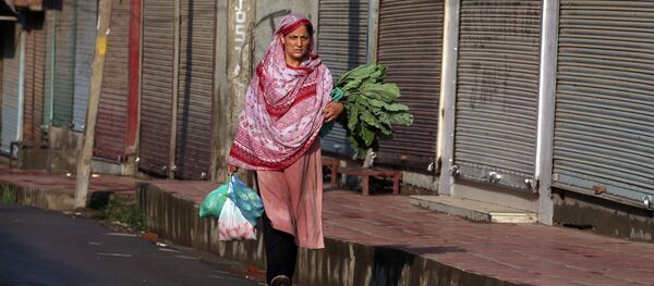 معاناة إنسانية في شوارع كشمير بعد إجراءات أمنية مشددة معاناة إنسانية في شوارع كشمير بعد إجراءات أمنية مشددة - سبوتنيك عربي