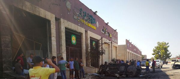 أشخاص يتجمعون في الموقع الذي انفجرت فيه سيارة مفخخة في بنغازي أشخاص يتجمعون في الموقع الذي انفجرت فيه سيارة مفخخة في بنغازي - سبوتنيك عربي