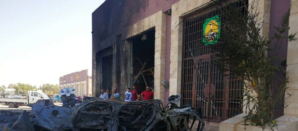 أشخاص يتجمعون في الموقع الذي انفجرت فيه سيارة مفخخة في بنغازي - سبوتنيك عربي