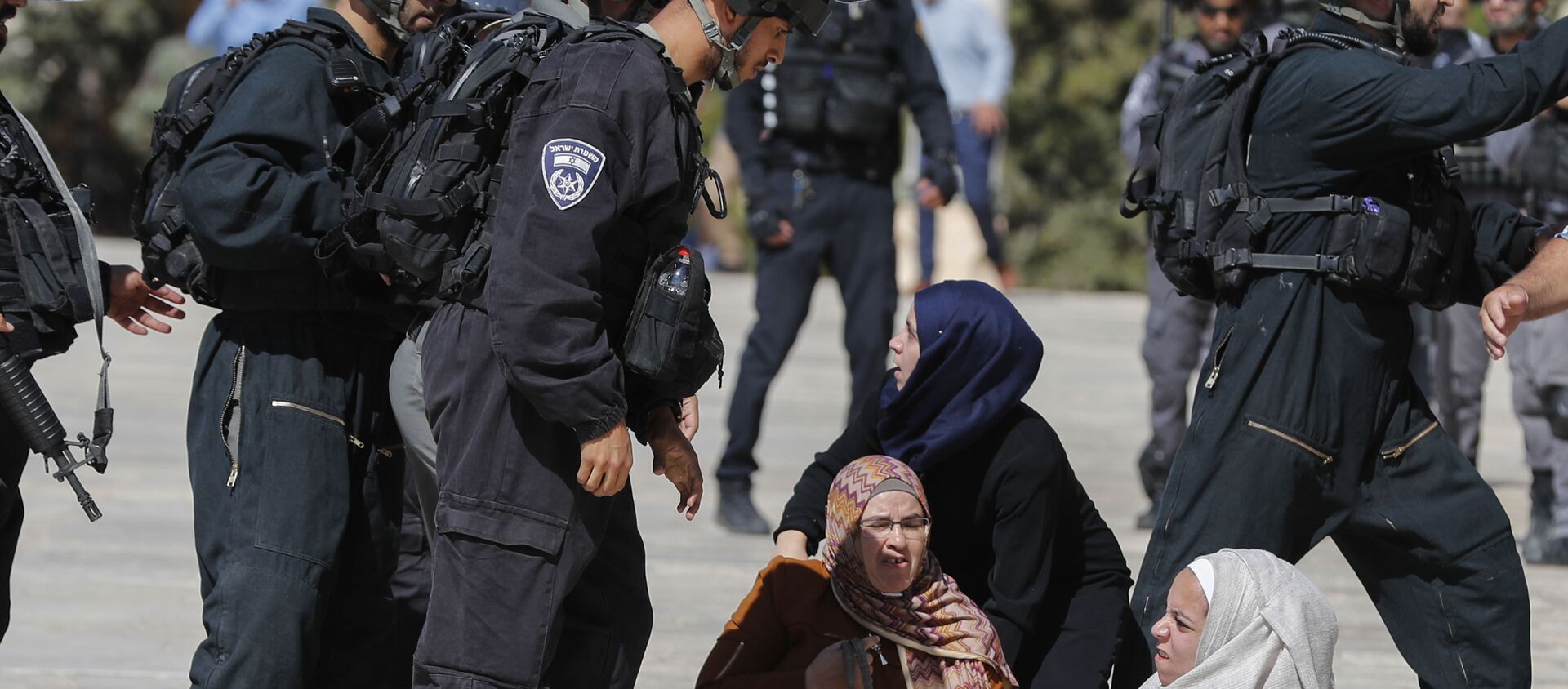 إمرأة تتعرض للضرب من قبل إسرائيليين، المسجد الأقصى – القدس - فلسطين - سبوتنيك عربي, 1920, 25.04.2021
