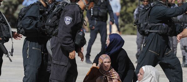 إمرأة تتعرض للضرب من قبل إسرائيليين، المسجد الأقصى – القدس - فلسطين - سبوتنيك عربي