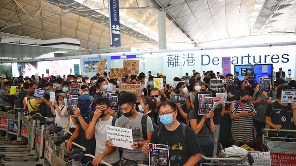 استمرار الاحتجاجات بداخل مطار هونغ كونغ، الصين، 13 أغسطس/آب 2019 - سبوتنيك عربي