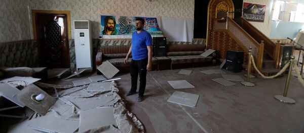 رجل يتفقد الأضرار التي لحقت بمسجد بالقرب من مستودع أسلحة تابع للحشد الشعبي بعد اندلاع حريق في المستودع رجل يتفقد الأضرار التي لحقت بمسجد بالقرب من مستودع أسلحة تابع للحشد الشعبي بعد اندلاع حريق في المستودع - سبوتنيك عربي