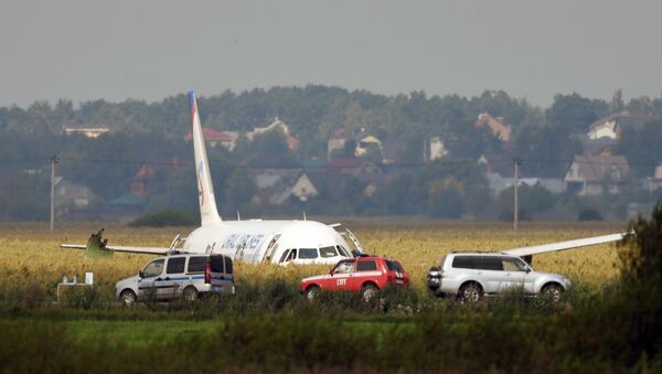 قامت طائرة تابعة لخطوط طيران أورال الروسية بتنفيذ هبوط اضطراري - سبوتنيك عربي