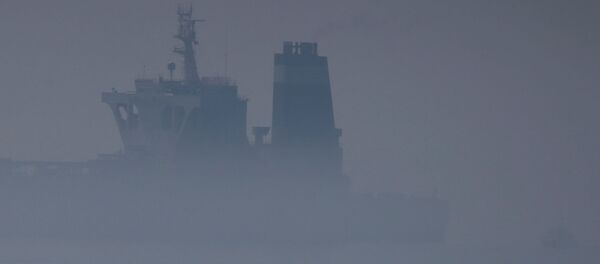 ناقلة النفط الإيرانية غريس 1 ترسو في الضباب بعد أن تم الاستيلاء عليها في يوليو/ تموز من قبل مشاة البحرية البريطانية قبالة سواحل إقليم البحر المتوسط البريطاني للاشتباه في انتهاكها للعقوبات المفروضة على سوريا في مضيق جبل طارق جنوب إسبانيا - سبوتنيك عربي