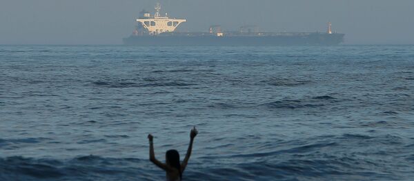 ناقلة النفط الإيرانية غريس 1 ترسو بعد أن تم الاستيلاء عليها في يوليو/ تموز من قبل مشاة البحرية البريطانية قبالة سواحل إقليم البحر المتوسط البريطاني للاشتباه في انتهاكها للعقوبات المفروضة على سوريا في مضيق جبل طارق جنوب إسبانيا ناقلة النفط الإيرانية غريس 1 ترسو بعد أن تم الاستيلاء عليها في يوليو/ تموز من قبل مشاة البحرية البريطانية قبالة سواحل إقليم البحر المتوسط البريطاني للاشتباه في انتهاكها للعقوبات المفروضة على سوريا في مضيق جبل طارق جنوب إسبانيا - سبوتنيك عربي