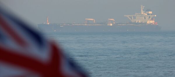 علم بريطانيا يرفرف أمام ناقلة النفط الإيرانية غريس 1 أثناء رسوها بعد أن احتجزتها قوات المارينز الملكية البريطانية في يوليو/ تموز في مضيق جبل طارق علم بريطانيا يرفرف أمام ناقلة النفط الإيرانية غريس 1 أثناء رسوها بعد أن احتجزتها قوات المارينز الملكية البريطانية في يوليو/ تموز في مضيق جبل طارق - سبوتنيك عربي