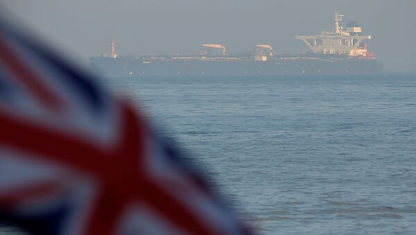 علم بريطانيا يرفرف أمام ناقلة النفط الإيرانية غريس 1 أثناء رسوها بعد أن احتجزتها قوات المارينز الملكية البريطانية في يوليو/ تموز في مضيق جبل طارق - سبوتنيك عربي