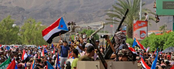 الانفصاليين الجنوبيين في اليمن المدعومين من الإمارات العربية المتحدة خلال مسيرة في مدينة الميناء الجنوبي في عدن - سبوتنيك عربي