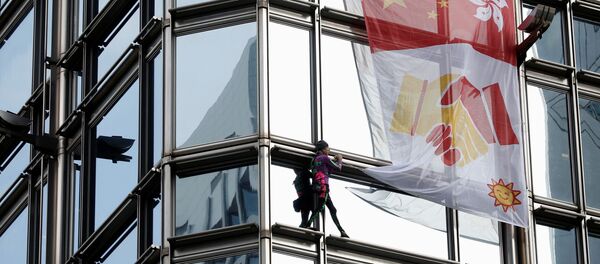 ألان روبير يرفع راية مصالحة من على ناطحة سحاب في هونغ كونغ، 16 أغسطس/آب 2019 - سبوتنيك عربي