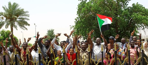 احتفالات السودانيين بتوقيع الوثيقة الدستورية - سبوتنيك عربي