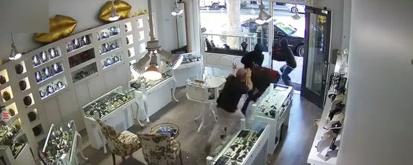 صاحب متجر مجوهرات يصد هجوم لصوص ويستولي على أمتعتهم - سبوتنيك عربي