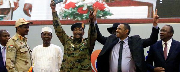 المجلس العسكري الانتقالي في السودان، وقوى إعلان الحرية والتغيير يوقعان على وثيقة الإعلان الدستوري بصفة نهائية - سبوتنيك عربي