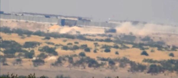 لحظة إخفاء دبابة للمسلحين في نقطة المراقبة التركية في مورك بريف حماة الشمالي لحظة إخفاء دبابة للمسلحين في نقطة المراقبة التركية في مورك بريف حماة الشمالي - سبوتنيك عربي