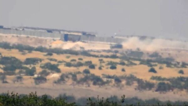 لحظة إخفاء دبابة للمسلحين في نقطة المراقبة التركية في مورك بريف حماة الشمالي لحظة إخفاء دبابة للمسلحين في نقطة المراقبة التركية في مورك بريف حماة الشمالي - سبوتنيك عربي