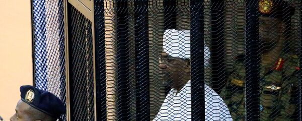 الرئيس السوداني المعزول عمر البشير داخل قفص المحاكمة - سبوتنيك عربي