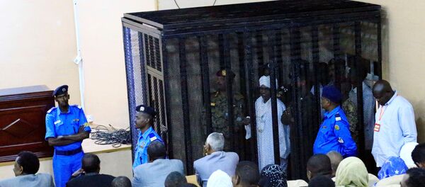 الرئيس السوداني المعزول عمر البشير داخل قفص المحاكمة الرئيس السوداني المعزول عمر البشير داخل قفص المحاكمة - سبوتنيك عربي