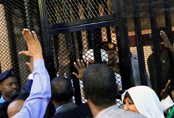 أول صور للرئيس السوداني المعزول عمر البشير من داخل قفص الاتهام - سبوتنيك عربي