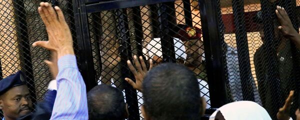 الرئيس السوداني المعزول عمر البشير داخل قفص المحاكمة  - سبوتنيك عربي