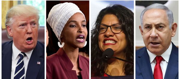 رشيدة طليب وإلهان عمر مع صورة لترامب ونتنياهو - سبوتنيك عربي