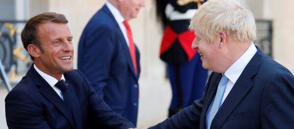 رئيس وزراء بريطانيا بوريس جونسون مصافحا الرئيس الفرنسي إيمانويل ماكرون خارج قصر الإليزيه بالعاصمة الفرنسية باريس، 22 أغسطس/آب 2019 - سبوتنيك عربي