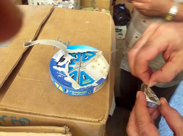 السلطات السورية تتلف 14 ألف طرد جبنة مصرية فاسدة (صور وفيديو) - سبوتنيك عربي