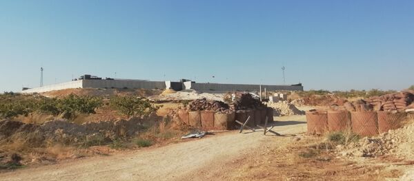 تبادل التقاط الصور مع جنود أتراك بنقطة المراقبة المطوقة شمال حماة - سبوتنيك عربي