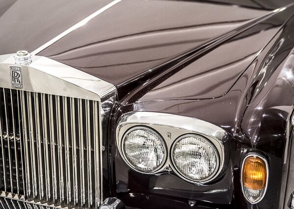 سيارة رولس رويز شادو (Rolls Royce Silver Shadow) لآخر شاه إيراني، محمد رضا بهلوي، في متحف السيارات الملكية على أراضي مقر إقامة الشاه السابق في قصر سعد آباد في إيران. - سبوتنيك عربي