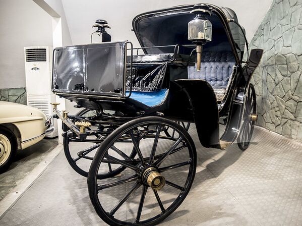 عربة لآخر شاه إيراني، محمد رضا بهلوي، في متحف السيارات الملكية على أراضي مقر إقامة الشاه السابق في قصر سعد آباد في إيران. - سبوتنيك عربي