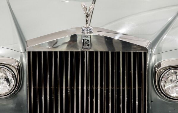 سيارة رولس رويز كورنيش سالون (Rolls Royce Corniche Saloon) لآخر شاه إيراني، محمد رضا بهلوي، في متحف السيارات الملكية على أراضي مقر إقامة الشاه السابق في قصر سعد آباد في إيران. - سبوتنيك عربي